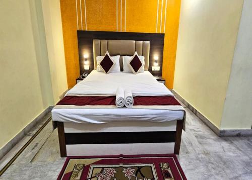 een slaapkamer met een groot bed in een kamer bij STAYMAKER The Altira in Jamshedpur
