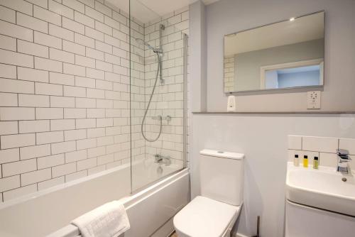 uma casa de banho com um WC, um chuveiro e um lavatório. em Stylish and Comfortable 1 Bedroom Apartment in Birmingham em Birmingham