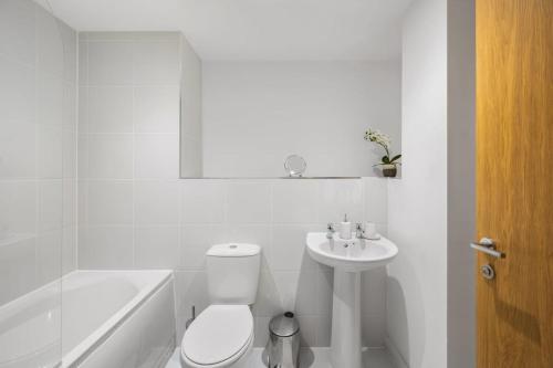 A bathroom at A Lovely 2 Bedroom Apartment in the Heart of Preston