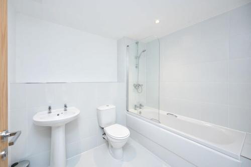 A bathroom at A Gorgeous 1 Bedroom Apartment with Parking in Preston City Centre
