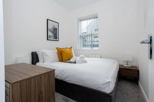 Un dormitorio con una cama con un osito de peluche. en Modern 1BR Bolton Apartment in Central Location en Bolton