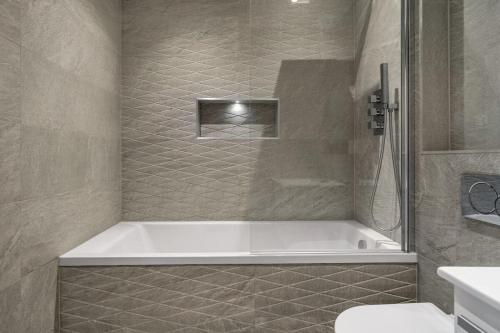 een badkamer met een bad en een toilet bij Modern 1 Bedroom Apartment in Central Eastleigh in Eastleigh