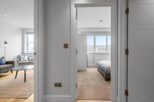 een kamer met een bed en een woonkamer bij Modern 1 Bedroom Apartment in Central Eastleigh in Eastleigh