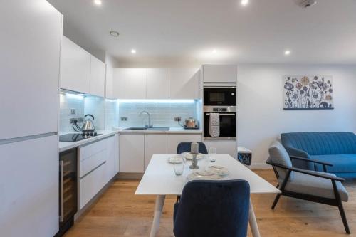 a kitchen and dining room with a table and chairs at Lovely 1 Bedroom Apartment in Central Location in Birmingham
