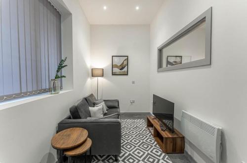 uma sala de estar com um sofá e uma mesa em Modern 1 Bedroom Apartment in Dudley em Brierley Hill