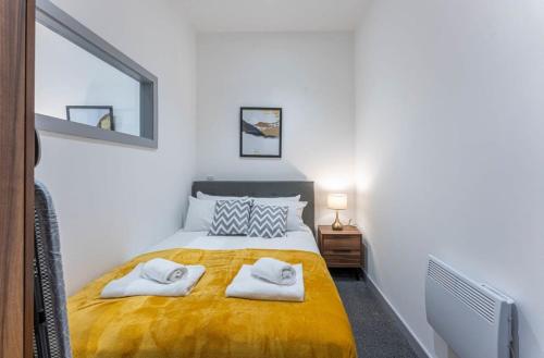Katil atau katil-katil dalam bilik di Budget 1 Bedroom Apartment in Dudley