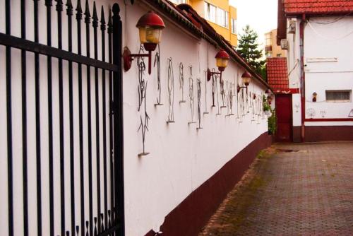 een hek met sleutels aan de muur bij Alesiv in Cluj-Napoca