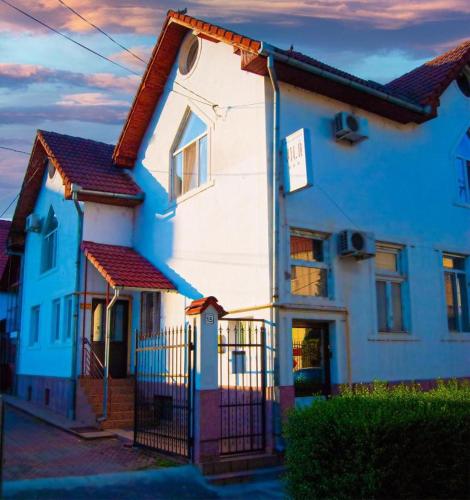 una casa blu e bianca con una recinzione di Alesiv a Cluj-Napoca