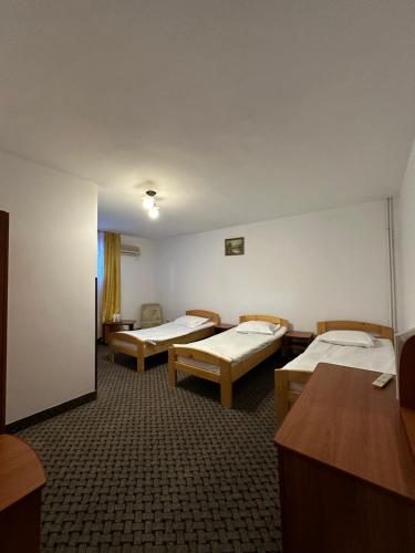 una camera ospedaliera con tre letti e un tavolo di Alesiv a Cluj-Napoca