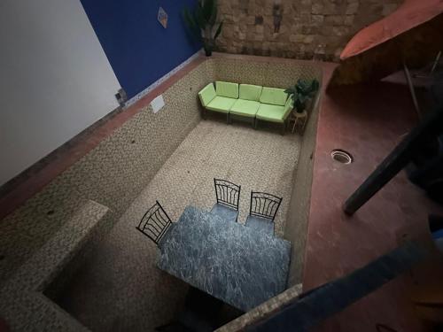Casa Colibrí في سان خوسيه: إطلالة علوية لغرفة معيشة مع أريكة خضراء