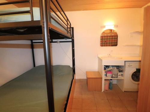 - une chambre avec des lits superposés et une salle de bains dans l'établissement Appartement 2 Pièces Cabine en Rez-de-Jardin avec Parking, à 300m de la Plage, Animaux Admis - FR-1-307-257, au Grau-du-Roi