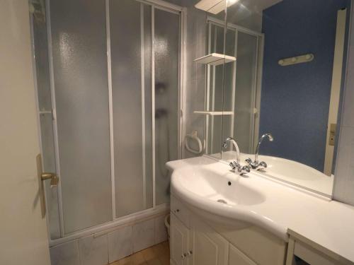 une salle de bain avec un lavabo blanc et une douche dans l'établissement Appartement 2 Pièces Cabine en Rez-de-Jardin avec Parking, à 300m de la Plage, Animaux Admis - FR-1-307-257, au Grau-du-Roi