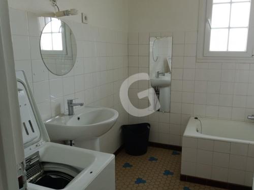 ein Badezimmer mit einem Waschbecken, einem WC und einer Badewanne in der Unterkunft Maison Saint-Vincent-sur-Jard, 3 pièces, 4 personnes - FR-1-357-322 in Saint-Vincent-sur-Jard