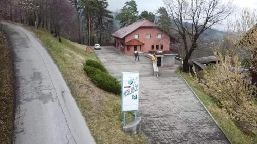 um sinal no lado de uma estrada ao lado de um edifício em APARTMANI VISOLE em Slovenska Bistrica