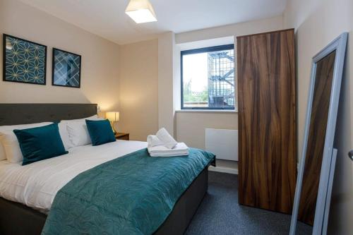 - une chambre avec un lit et une fenêtre dans l'établissement Modern 1 Bedroom Apartment, Manchester, à Manchester