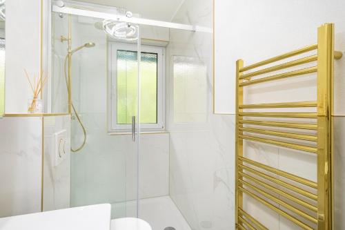 bagno con doccia e porta in vetro di Ferienwohnung Achraintal 3 a Lindau