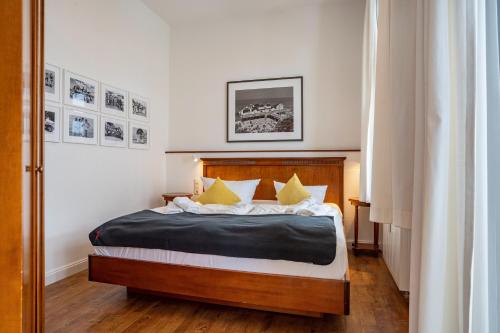 a bedroom with a bed with yellow pillows at Baltic Sun W6 in der Villa Sonneck in Ostseebad Sellin