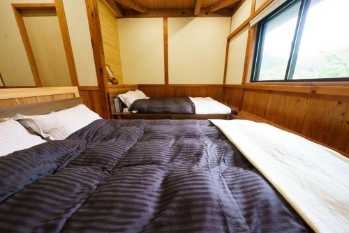 En eller flere senger på et rom på 山荘梶ヶ森