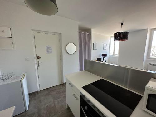 eine Küche mit einer Spüle und einer Arbeitsplatte in der Unterkunft Studio Port-Vendres, 1 pièce, 2 personnes - FR-1-309-110 in Port-Vendres