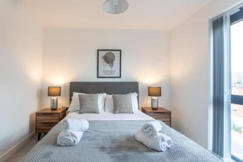 um quarto com uma cama com duas toalhas em Modern & Spacious 2 Bedroom Apartment in York em York