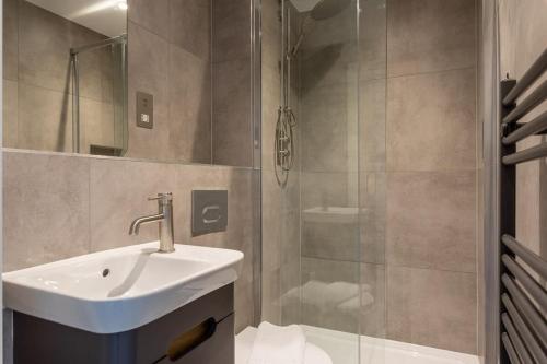 uma casa de banho com um lavatório e um chuveiro em Modern & Spacious 2 Bedroom Apartment in York em York