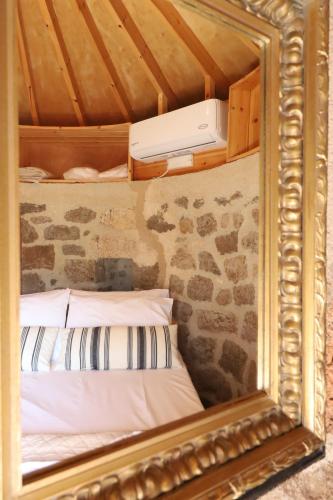 Un pat sau paturi într-o cameră la Petromilos1920