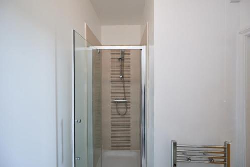 uma casa de banho com uma cabina de duche em vidro e um WC. em Beautiful 2 Bed Apartment in Preston em Preston