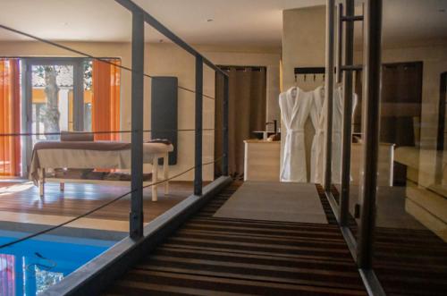 een kamer met een zwembad en een slaapkamer bij Les Sables d'Ocre & SPA in Roussillon