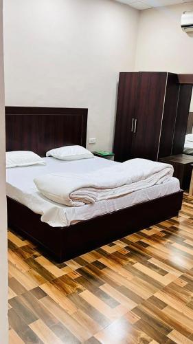 PRINCE RESTAURANT AND HOTELS tesisinde bir odada yatak veya yataklar