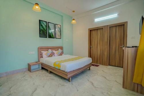 Ένα ή περισσότερα κρεβάτια σε δωμάτιο στο Hotel O Home Luxury Stay Near Cosmopolis