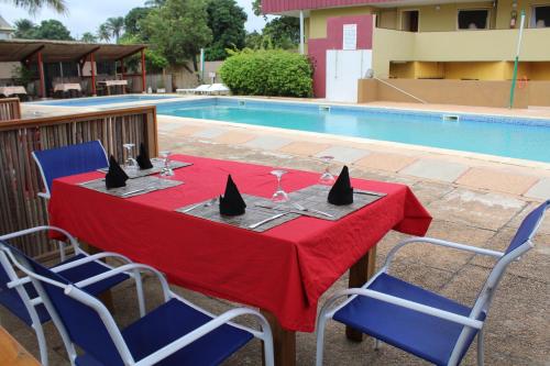 Bazén v ubytování Hotel Le Marly nebo v jeho okolí