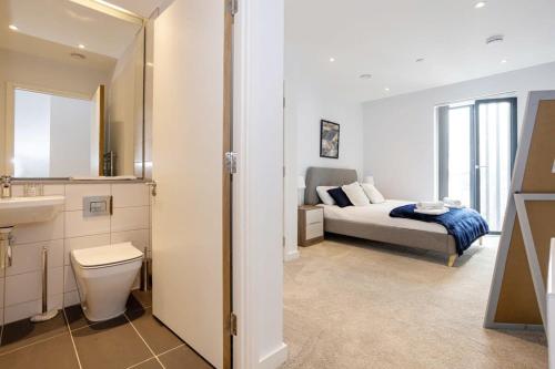 Schlafzimmer mit einem Bett, einem WC und einem Waschbecken in der Unterkunft Stunning 2 Bedroom Apartment Manchester in Manchester