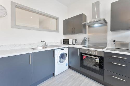 Kuchyň nebo kuchyňský kout v ubytování Cosy & Bright 1 Bed Budget Apartment Dudley