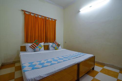 Een bed of bedden in een kamer bij OYO Kuber Guest house