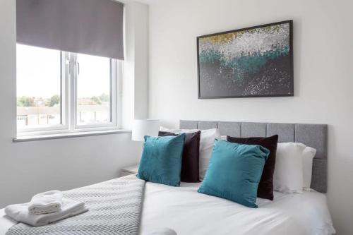 a bedroom with a bed with blue and white pillows at Charming 1 Bedroom Apartment in Leeds in Leeds