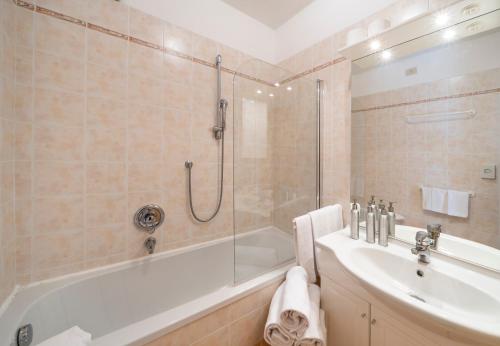 Ein Badezimmer in der Unterkunft MyTime Hotels Savoy