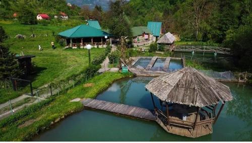 Andrijevica的住宿－Bungalov Perovic，水中船只的空中景观