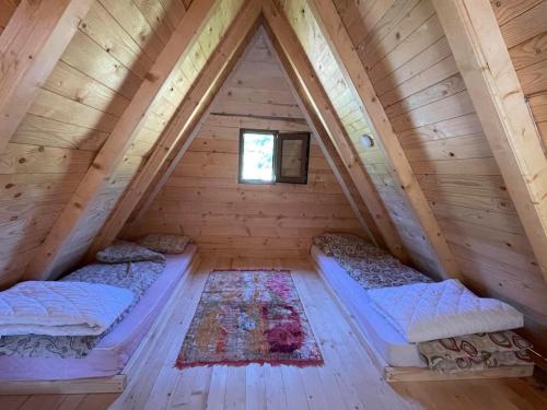 Andrijevica的住宿－Bungalov Perovic，小木屋阁楼内的两张床