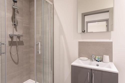 La salle de bains est pourvue d'une douche et d'un lavabo. dans l'établissement Fantastic 1 Bedroom Apartment Leeds, à Leeds