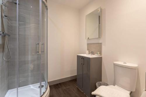 a bathroom with a shower and a toilet and a sink at Amazing 1 Bedroom Apartment Leeds in Leeds