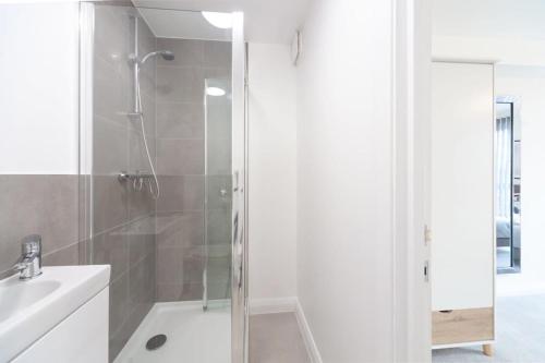 Koupelna v ubytování Modern 2 Bedroom Apartment in Ashford