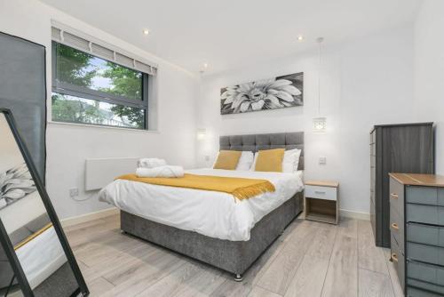 - une chambre avec un grand lit et une fenêtre dans l'établissement Modern 1 Bedroom Apartment in Central Woking, à Woking