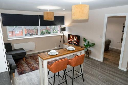 a living room with a table and chairs in a room at Modern 1 Bedroom Apartment in Manchester in Manchester