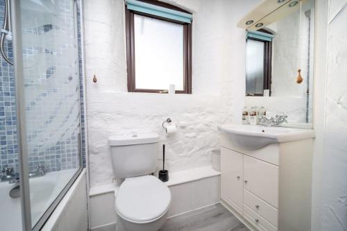 Koupelna v ubytování Spacious 2 Bedroom Holiday Cottage nr Bude