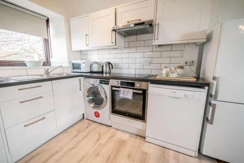 Kuchyň nebo kuchyňský kout v ubytování Spacious 2 Bedroom Coastal Cottage nr Bude