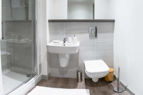 een badkamer met een toilet, een douche en een wastafel bij Contemporary 1 Bed Apartment in Central Liverpool in Liverpool