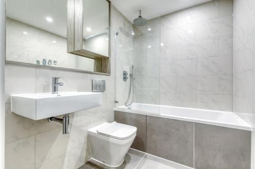 ein Badezimmer mit einem Waschbecken, einem WC und einer Badewanne in der Unterkunft Modern 2 Bedroom Apartment in Bracknell in Bracknell