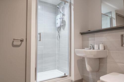 y baño con ducha, aseo y lavamanos. en Contemporary 1 Bed Apartment in Liverpool Centre, en Liverpool