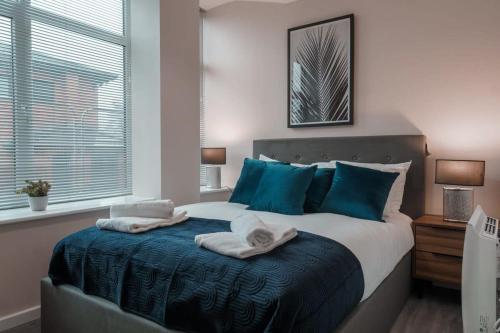 a bedroom with a large bed with towels on it at Contemporary 2 Bed Manchester Apartment - Sleeps 4 in Manchester