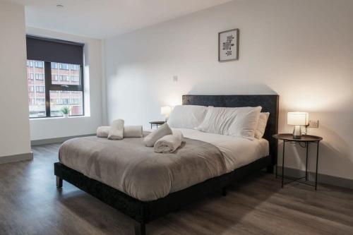 a bedroom with a large bed with white pillows at Modern 1 Bed Apartment in Liverpool Centre in Liverpool